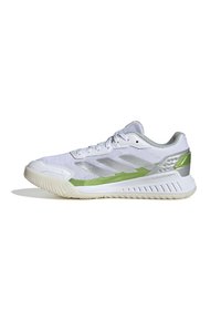 Weißer Sportschuh mit Mesh-Obermaterial, grünen und silbernen Akzenten, gepolstertem Sohlen und einer strukturierten Gummisohle. Verfügt über auffällige Markenstreifen.