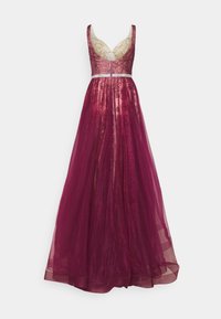 Długa wieczorowa sukienka w głębokim burgundzie z dopasowanym koronkowym gorsetem i przezroczystą tiulową spódnicą, zdobioną skomplikowanymi wzorami floralnymi i satynową podszewką.