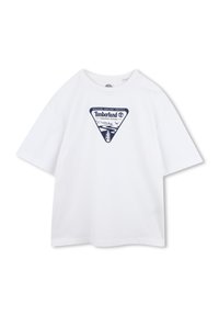 T-shirt in cotone bianco con una grafica a triangolo blu navy che raffigura alberi e acqua, etichettata "Timberland Coastal Tours". Maniche corte e morbide.