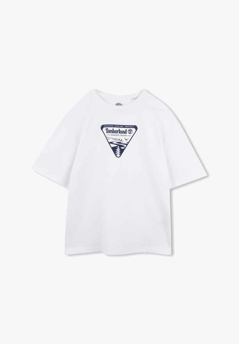 Witte katoenen t-shirt met een marineblauw driehoekig grafisch ontwerp met bomen en water, gelabeld "Timberland Coastal Tours." Korte, losvallende mouwen.