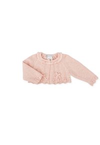 Cardigan pour bébé en tricot rose avec des manches longues, des bordures froncées, de petits nœuds et un col rond sur fond blanc.