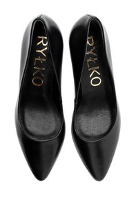 Czarne skórzane buty na wysokim obcasie z ostrymi noskami i otwartymi bokami, charakteryzujące się gładką fakturą oraz złotym logo na wkładce.