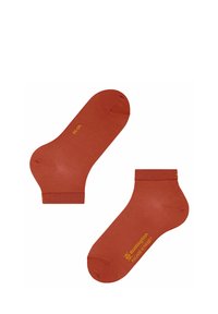 Chaussettes de cheville rouges en mélange de coton doux. Dotées d'une semelle intérieure rembourrée et d'un bord côtelé. Logo jaune imprimé sur le côté.