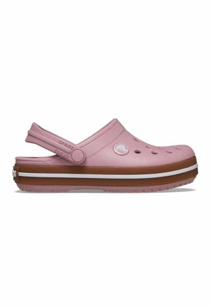 Zoccolo Crocs rosa con suola marrone, striscia bianca, fori di ventilazione e cinturino regolabile sul tallone, mostrato di lato su sfondo bianco.