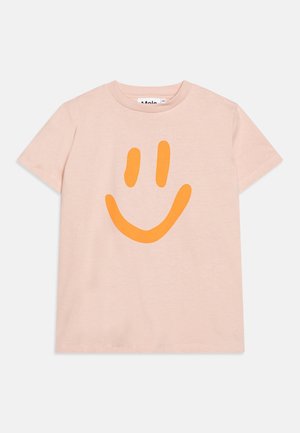 Jasnoróżowy t-shirt z krótkim rękawem z dużą pomarańczową twarzą uśmiechniętą na przodzie, okrągły dekolt, metka z rozmiarem dziecięcym.