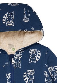 Marineblaues Babyjacke mit Waschbärdruck, ausgestattet mit einem gemütlichen Kunstfellfutter und einem Frontreißverschluss. Hergestellt aus Bio-Baumwolle.