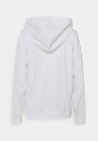 En enkel vit huvtröja sedd från baksidan med långa ärmar och ribbade mudd och fåll.