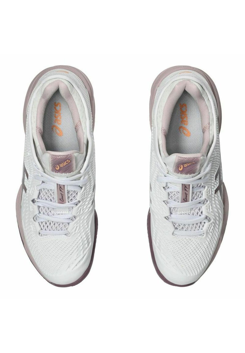 Zapatillas deportivas blancas con parte superior de malla texturizada, acentos en lavanda y cordones blancos. Presentan una suela acolchada y un logo en la lengüeta.