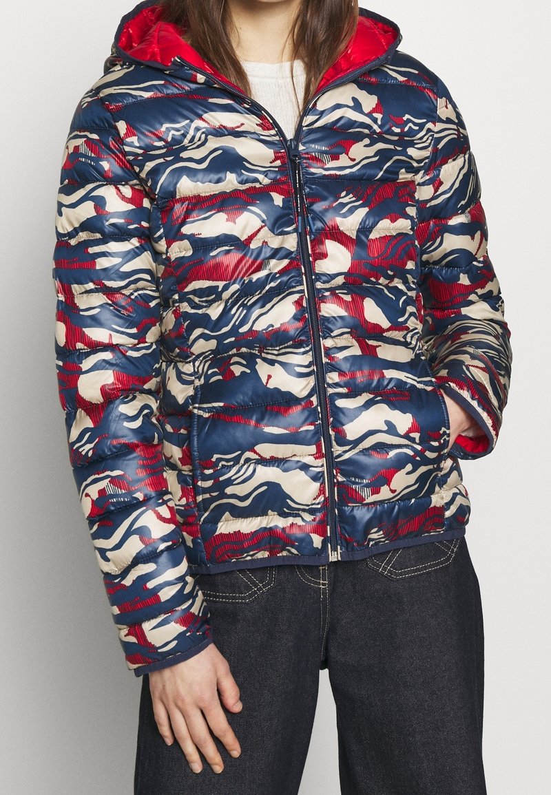 Gewatteerde jas met een camouflagepatroon in marineblauw, crème en rood. Gemaakt van glanzende stof met een ritssluiting aan de voorkant en capuchon. Getextureerd, doorgestikt ontwerp.