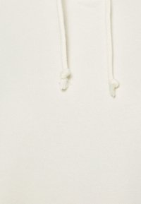 Hoodie bianco in cotone con una texture morbida, leggera lucentezza e cordini con estremità annodate per la regolazione.