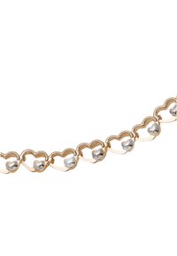 Náhrdelník zlatého tónu s striedavými tvarmi srdca a lesklými striebornými akcentmi, vytvárajúci textúrovaný, prepojený dizajn.