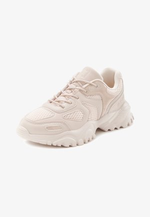 Světle růžová teniska s kombinací hladkých syntetických a síťovaných materiálů, zaobleným tvarem, texturovanou podrážkou a výrazným šněrovacím systémem.