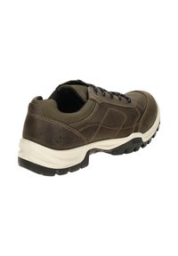 Zapatilla de cuero marrón con un acabado texturizado, cordones negros, cuello acolchado y una suela de goma blanca y negra para mayor tracción.