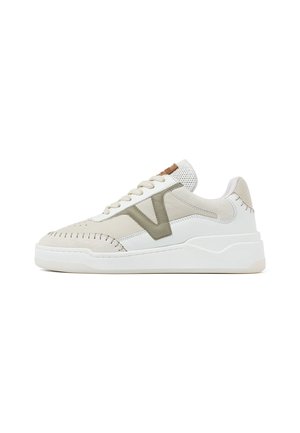 Beige en witte vegan leren sneakers met een chunky zool, groene accenten en decoratieve stiksels. Voorzien van een textuurrijke mesh-tong.