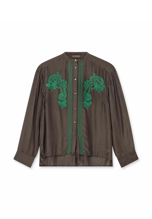 Bruine blouse met lange mouwen, groene geborduurde bloemenontwerpen op de voorkant, knoopsluiting en decoratieve stiksels langs de voorflap.