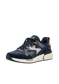 Marineblaue Sneaker aus einer Mischung von Wildleder und Mesh-Materialien. Mit grauen und silbernen Akzenten, runder Zehenpartie, dicker Sohle und orangefarbenem Heel-Detail.