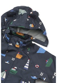 Μπουφάν αδιάβροχο σε ναυτικό μπλε με κουκούλα και πολύχρωμα σχέδια από βαρκούλες και φάρους. Διαθέτει κουμπιά και ρυθμιζόμενο, ελαστικό ζωνάκι στη μέση.