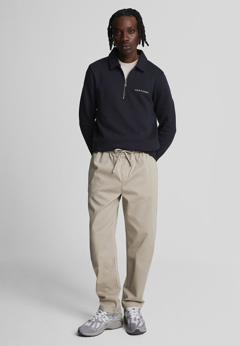 Lyle & Scott BEDFORD - Pantalon classique - heritage taupe