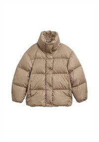 Beige pufferjack met een hoge kraag, gequilte ontwerp en drukknoopsluiting aan de voorkant. Zachte, soepele textuur en oversized pasvorm.