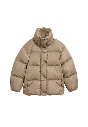 Beige pufferjack met een hoge kraag, gequilte ontwerp en drukknoopsluiting aan de voorkant. Zachte, soepele textuur en oversized pasvorm.