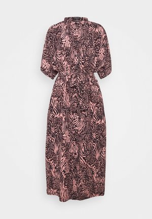 Robe midi à imprimé animalier rose et marron, manches courtes, ceinture à nouer à la taille et fermeture boutonnée à l'avant.