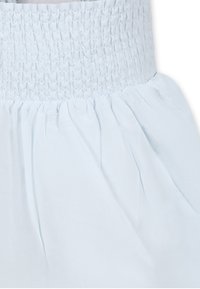 Abito azzurro chiaro con corpino arricciato, caratterizzato da tessuto arricciato per un aspetto fluido e una texture liscia.