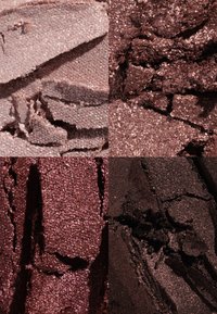 Vier close-up secties van gestructureerde oogschaduw: tinten variëren van zachtroze tot diep bordeauxrood, met glanzende afwerkingen en verschillende grofheden.