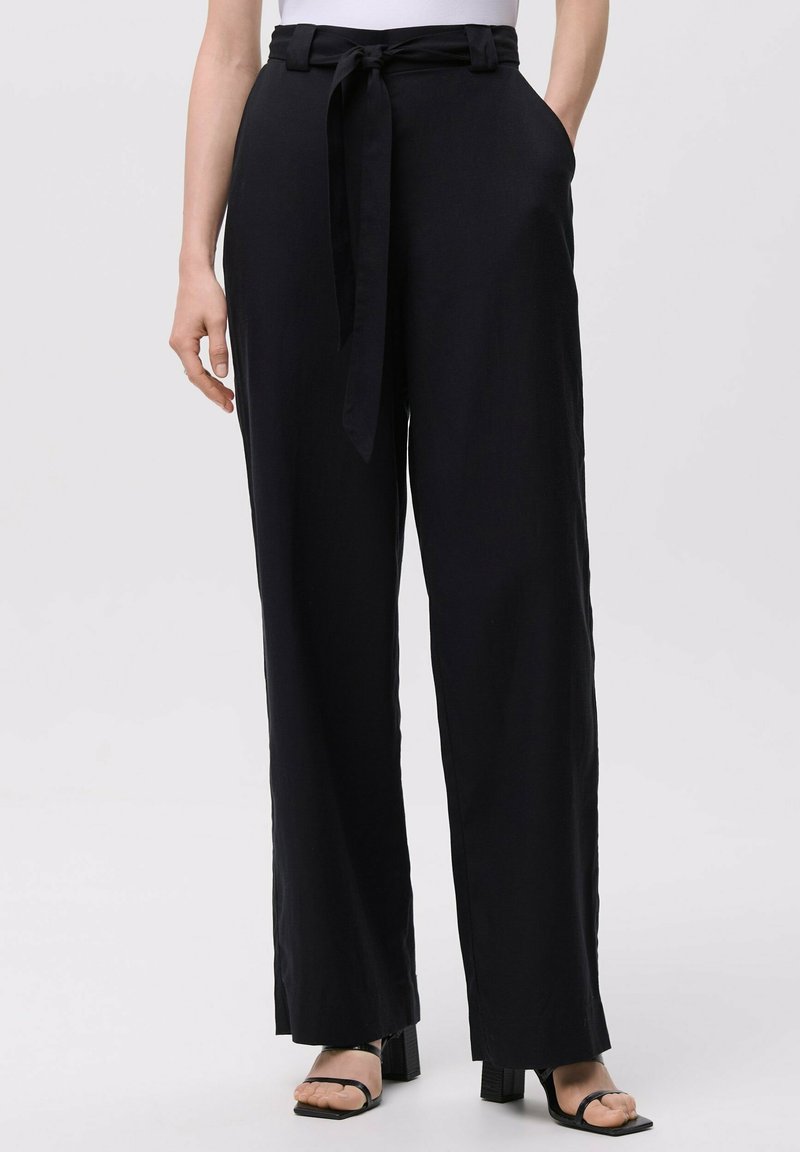 Pantaloni neri a gamba larga realizzati in tessuto leggero, con vita alta con cintura, tasche laterali e una consistenza liscia.
