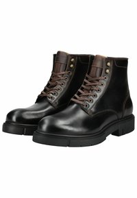 Braune Leder Stiefeletten mit einer runden Zehenpartie, Schnürdesign, metallischen Ösen und einer klobigen schwarzen Sohle.