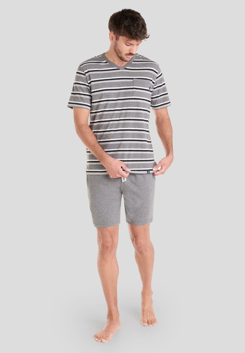 Camiseta de hombre de manga corta a rayas grises con cuello en V y bolsillo, combinada con pantalones cortos de algodón grises. Ajuste casual, tejido ligero, diseño relajado.