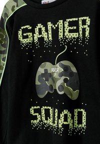 Čierna mikina s rukávmi v zelenej kamufláži, s pixelizovaným textom "GAMER" a "SQUAD" a grafickým herným ovládačom so štítkom "POWER UP!"