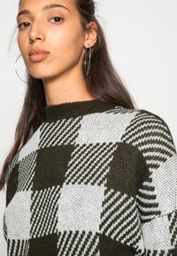 Noisy May NMJULIE L/S HIGH NECK - Vestido de malha - rosin sugar swizzle