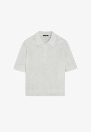 Weißes Polohemd mit kurzen Ärmeln, offenem Strickmuster, Knopfleiste und klassischem Kragen, flach auf weißem Hintergrund liegend.