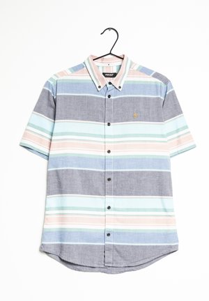 Koszula z krótkim rękawem zapinana na guziki, z szerokimi poziomymi paskami w pastelowym niebieskim, zielonym, różowym i szarym kolorze, wisząca na czarnym wieszaku.