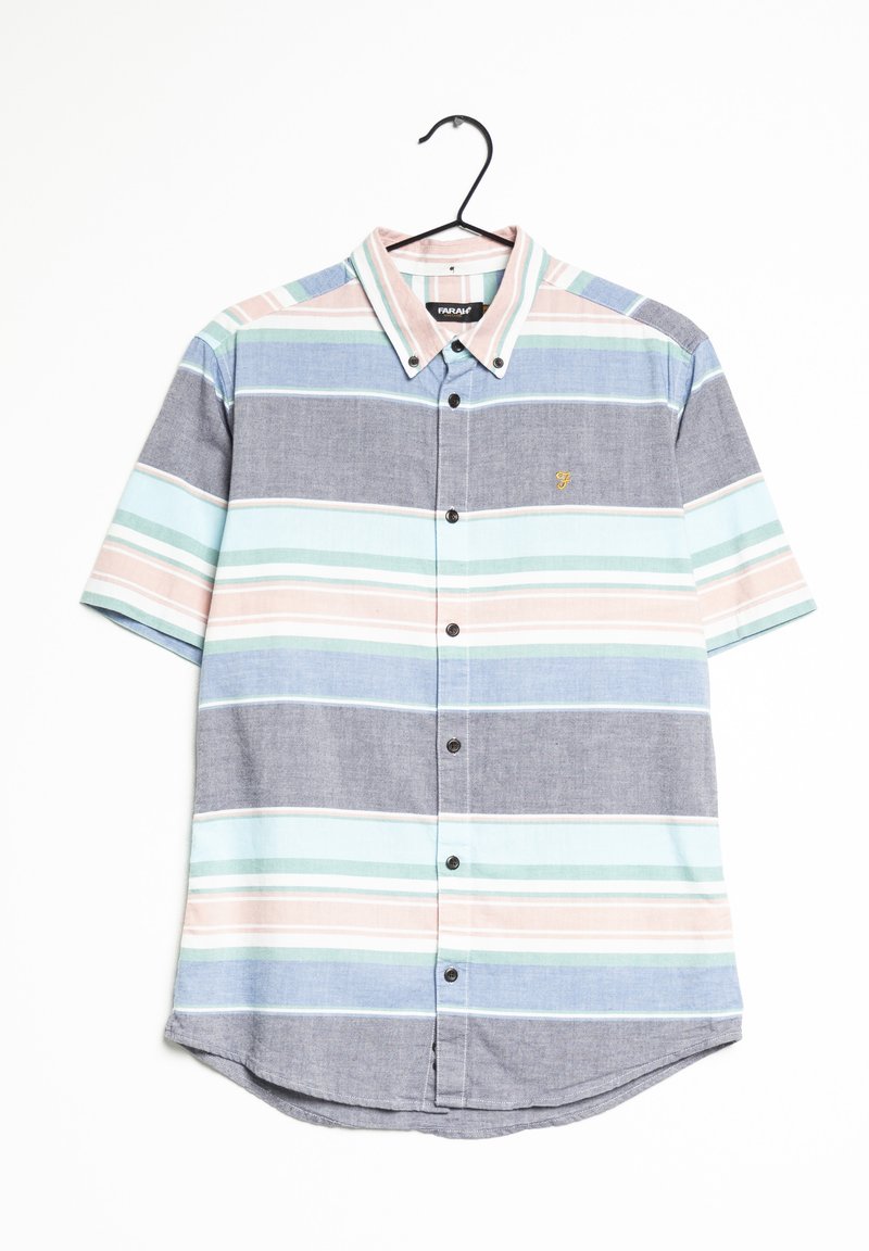 Chemise à manches courtes à boutons avec de larges rayures horizontales en bleu pastel, vert, rose et gris, suspendue sur un cintre noir.