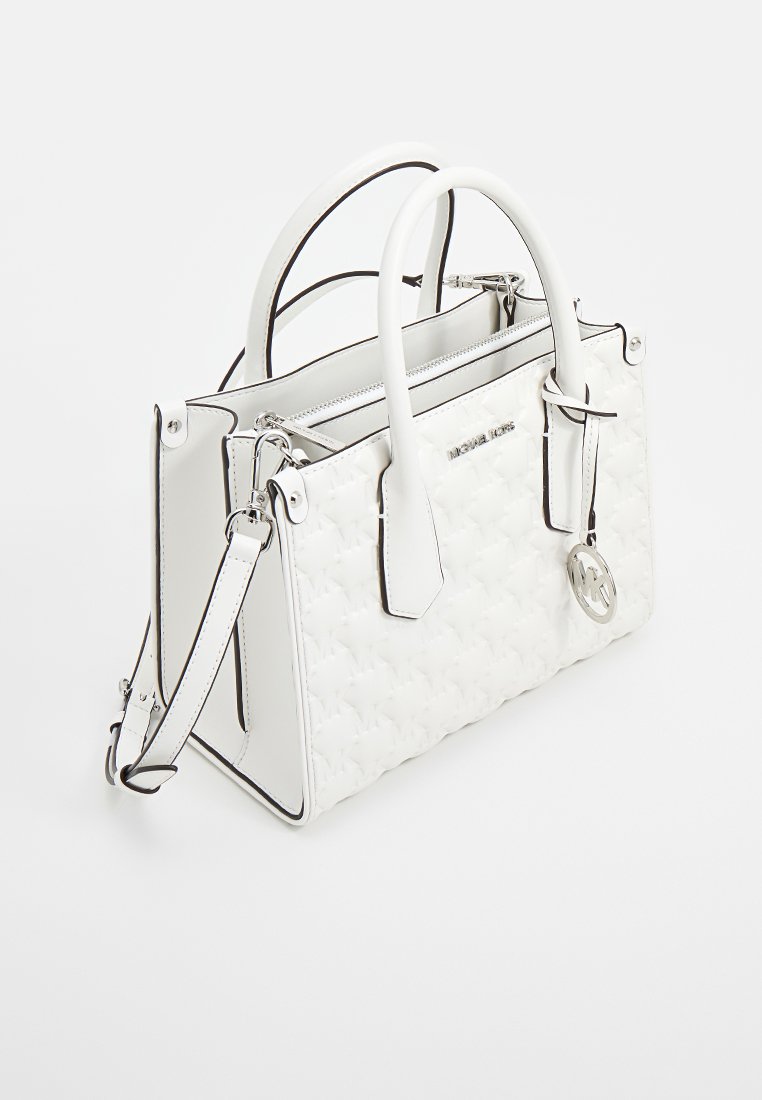 Weiße Lederhandtasche mit strukturierter Oberfläche, doppelten Griffen, abnehmbarem Schultergurt und silbernen Hardware-Akzenten. Mit Reißverschlussfächern.