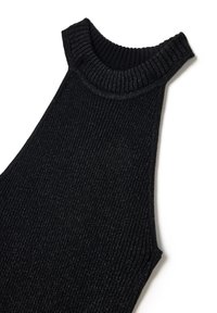 Top senza maniche a costine nere con scollatura alta, dotato di una texture leggermente luccicante e una forma aderente. Bordo liscio e tessuto morbido.
