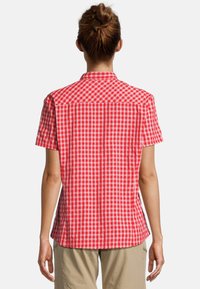Camisa de cuadros de manga corta en rojo y blanco, con un cuello clásico y yugo trasero, hecha de tela ligera con una textura suave.