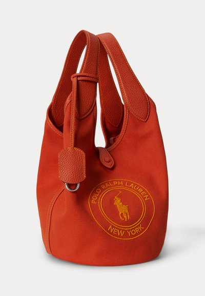 Κόκκινη τσάντα Polo Ralph Lauren τύπου tote με δερμάτινες λαβές, κέντημα λογότυπου στο μπροστινό μέρος και δερμάτινο λουράκι με μεταλλικό δαχτυλίδι.