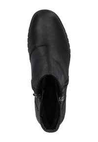 Černá kožená kotníková bota s kulatou špičkou, bočním zipem a texturovaným povrchem; zahrnuje nízkou gumovou podrážku pro lepší přilnavost.