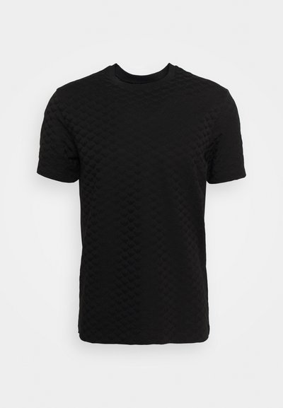 Camiseta negra de manga corta hecha de tejido texturizado con un sutil patrón de corazones. Cuello redondo con ajuste estándar.