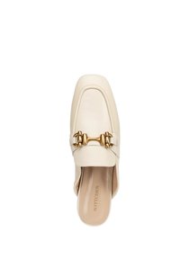 Scarpa slip-on in pelle beige con punta quadrata, caratterizzata da una fibbia dorata e una texture liscia. Nome del marchio "WITTCHEN" sulla soletta.