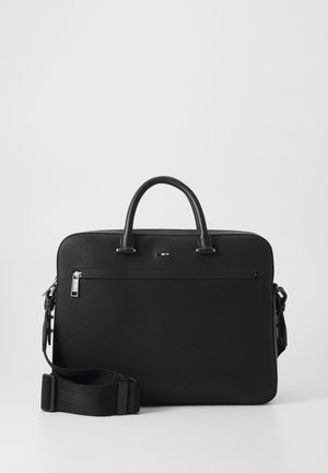 Czarna, teksturowana torba na laptopa z podwójnymi uchwytami i regulowanym paskiem na ramię. Posiada zamek błyskawiczny z przodu oraz elegancki, prostokątny design.