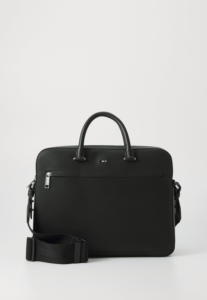 Borsa per laptop nera con texture, dotata di doppi manici e tracolla regolabile. Include una tasca anteriore con zip e un design elegante e rettangolare.