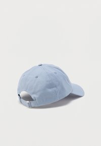 Ανοιχτό μπλε ρυθμιζόμενο καπέλο του μπέιζμπολ από ύφασμα, απεικονίζεται από πίσω σε απλό λευκό φόντο.