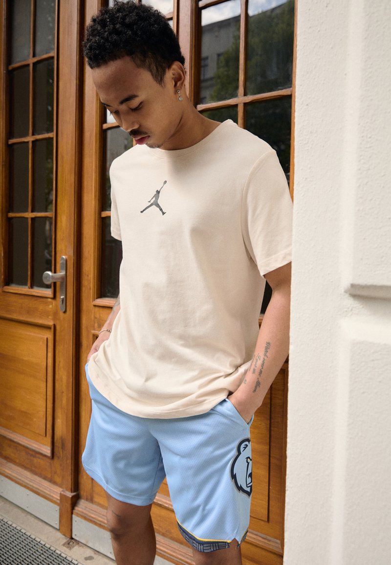 Jordan JUMPMAN SHORT SLEEVE CREW - T-skjorte til trening - legend light brown/black
