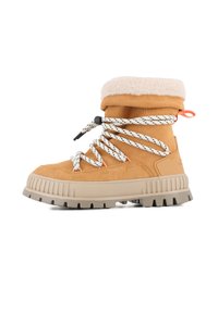 Stivaletto alla caviglia in suede tan con suola in gomma beige, lacci bianchi e neri con motivo e un polsino morbido. Presenta un tassello arancione sul retro.