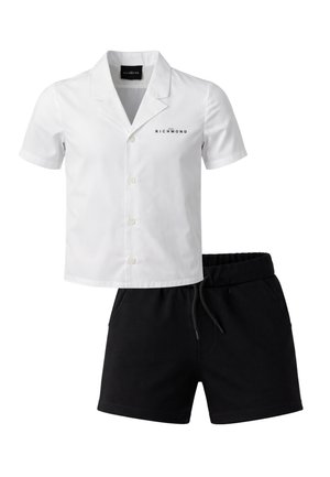 Camicia bianca a maniche corte con bottoni e colletto, con logo nero "John Richmond", abbinata a pantaloncini neri con coulisse.