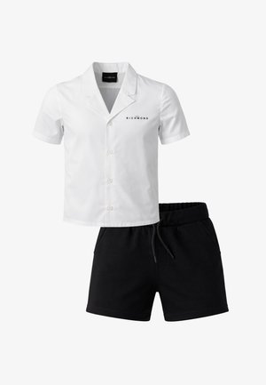Camicia bianca a maniche corte con bottoni e colletto, con logo nero "John Richmond", abbinata a pantaloncini neri con coulisse.