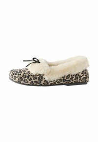 Tossut, joissa on leopardinprintti, beiget keinoturkisitous ja musta nauha, tasapohja, pyöreä kärki ja pehmeä tekstiilinen pinta.